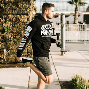 Hoodie Lax3 man aan het strekken na het sporten