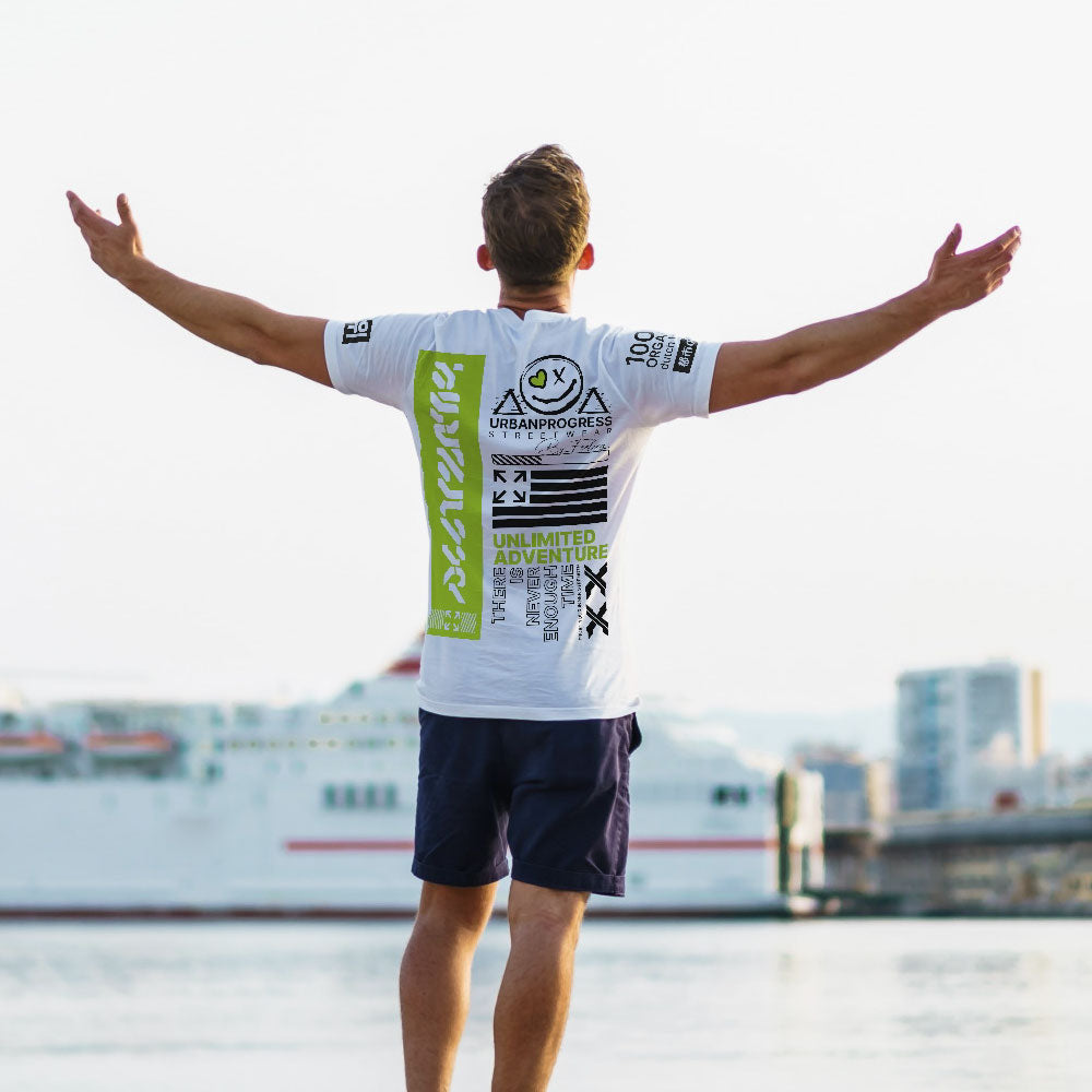 Juigende man met een Urban Progress t-shirt Adventure aan 
