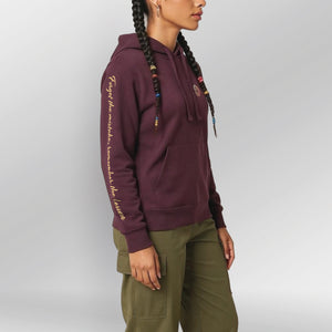 Legacy Hoodie Kintsugi Spirit Dames model bordeaux rood zijkant rechts