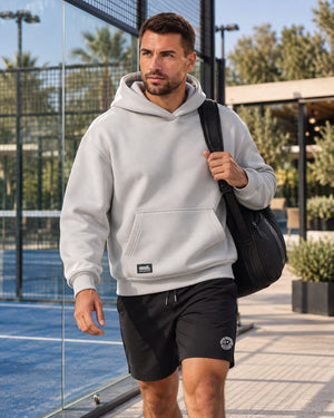 Loose-Fit-Court-Hoodie-model-licht-grijs-met-tas-om-de-schouder