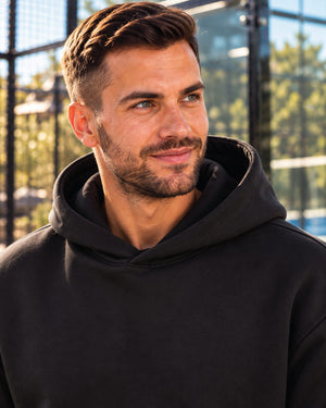 Loose-Fit-Court-Hoodie-model-zwart-closeup-capuchon