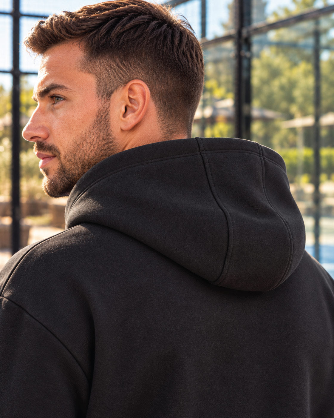 Loose-Fit-Court-Hoodie-model-zwart-closeup-capuchon achter