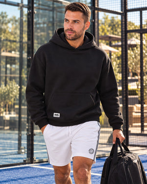 Loose-Fit-Court-Hoodie-model-zwart-met-tas-in-de-hand