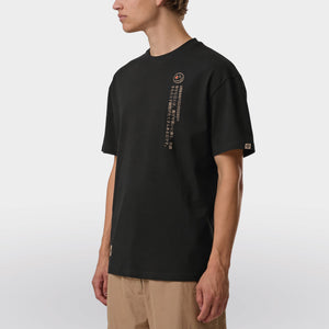 Loose fit Tee Kanji Core model zwart back side