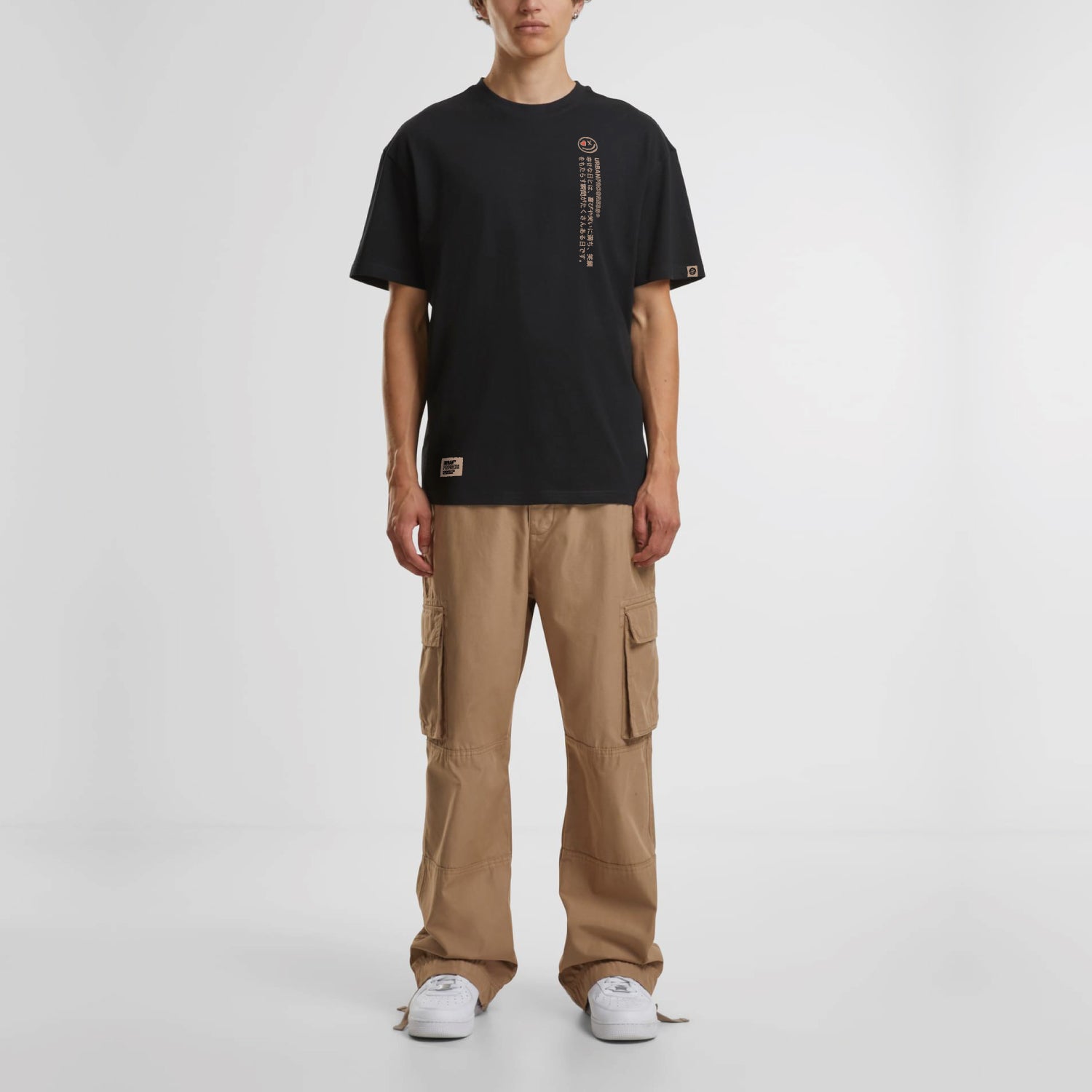 Loose fit Tee Kanji Core model zwart front side