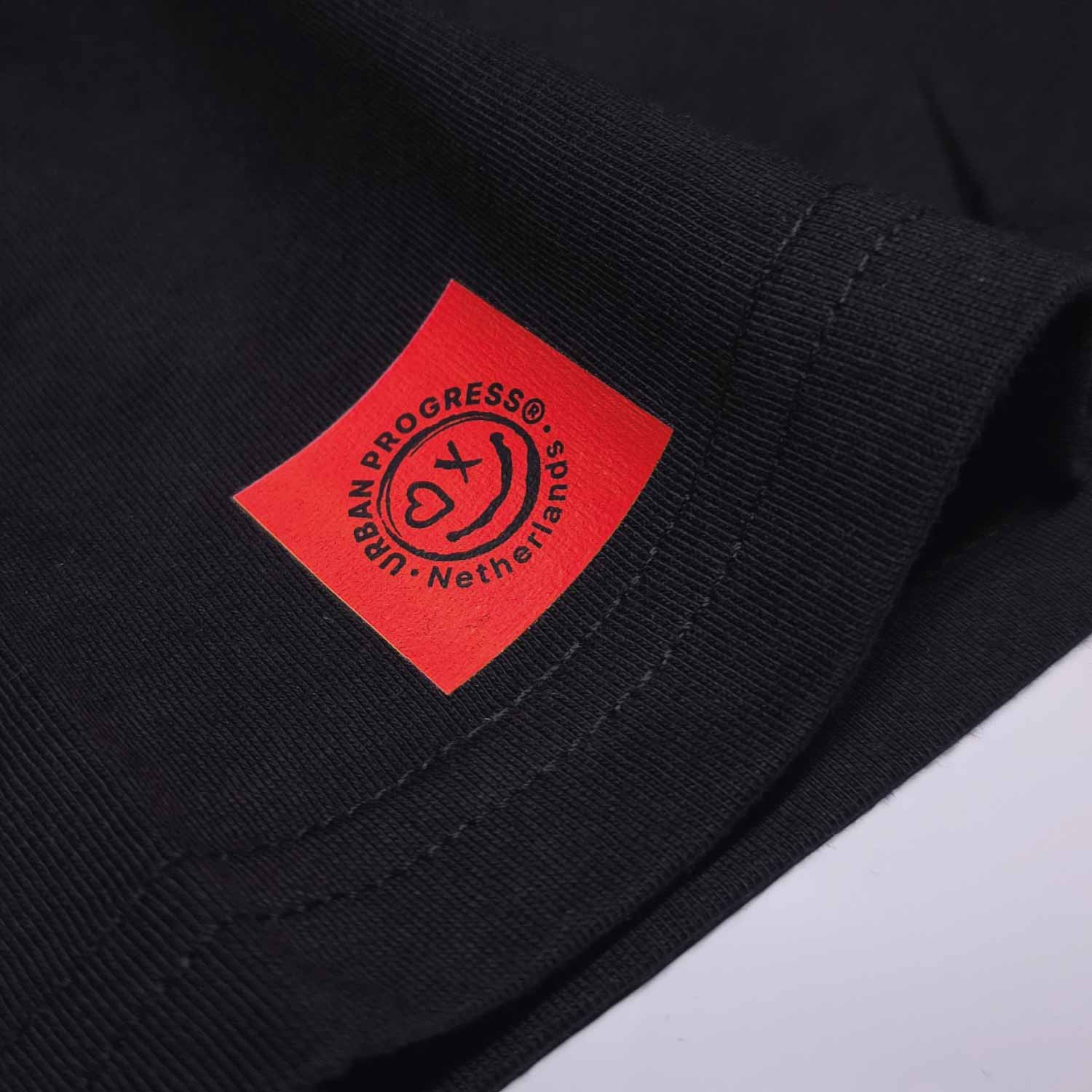 Loose t-shirt CYBER-CORE close-up mouw