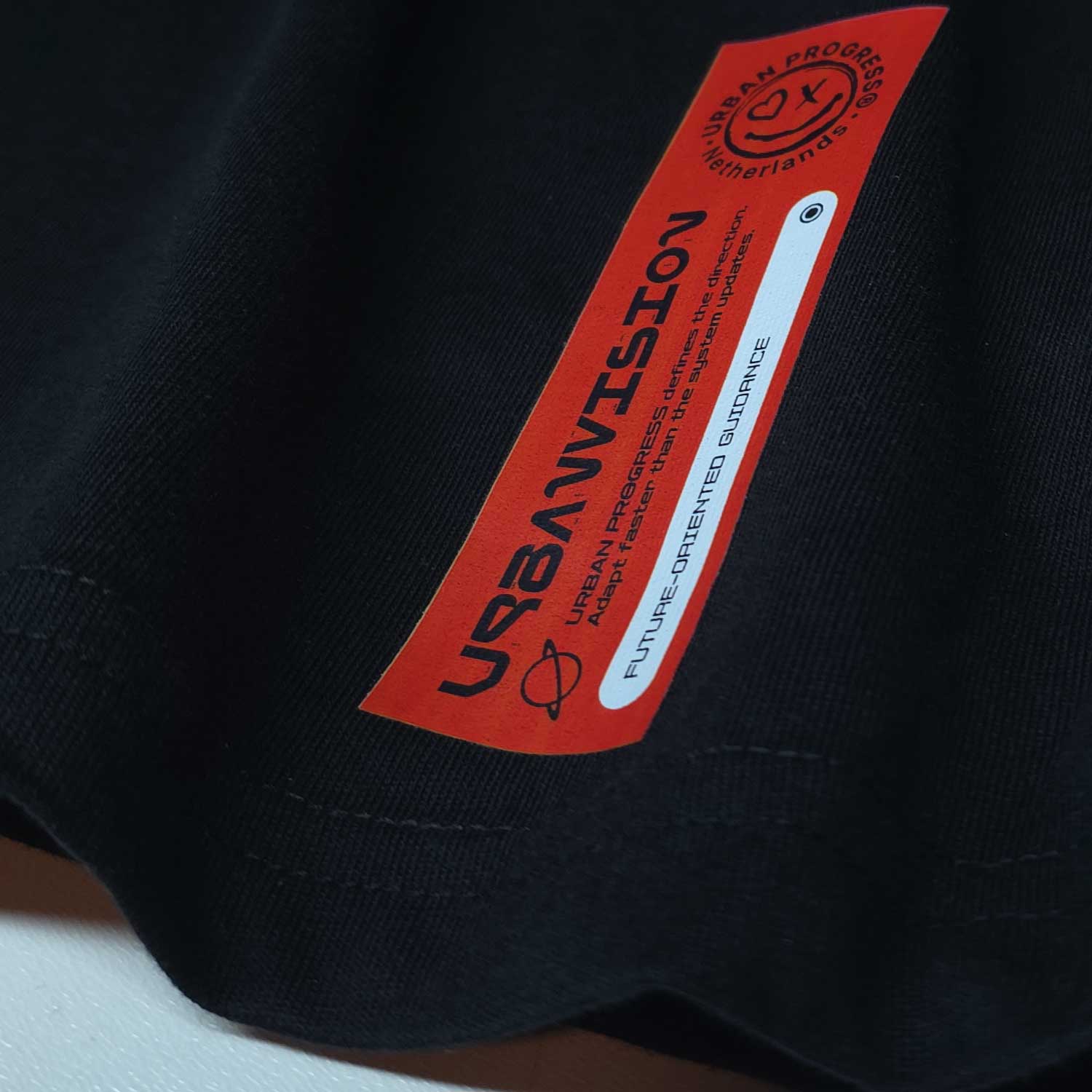 Loose t-shirt CYBER-CORE close-up onderkant shirt