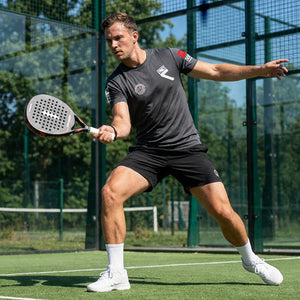 Man op een padel baan in actie met het sport shirt Protocol aan