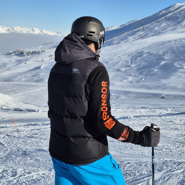 Op de ski latten met de sweater er warme bodywarmer