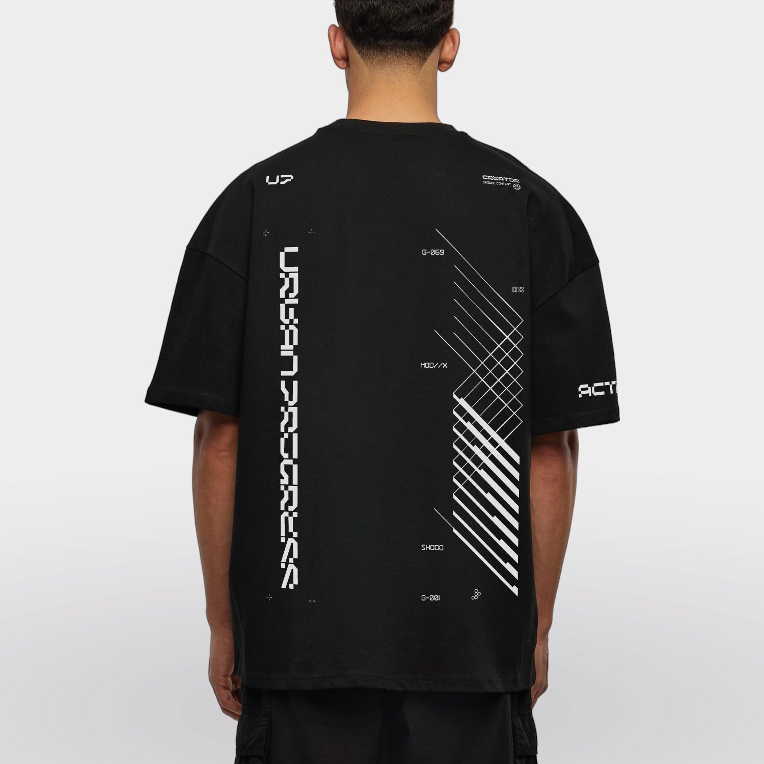 Oversized Tee SYNC model pose zwart back