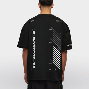 Oversized Tee SYNC model pose zwart back