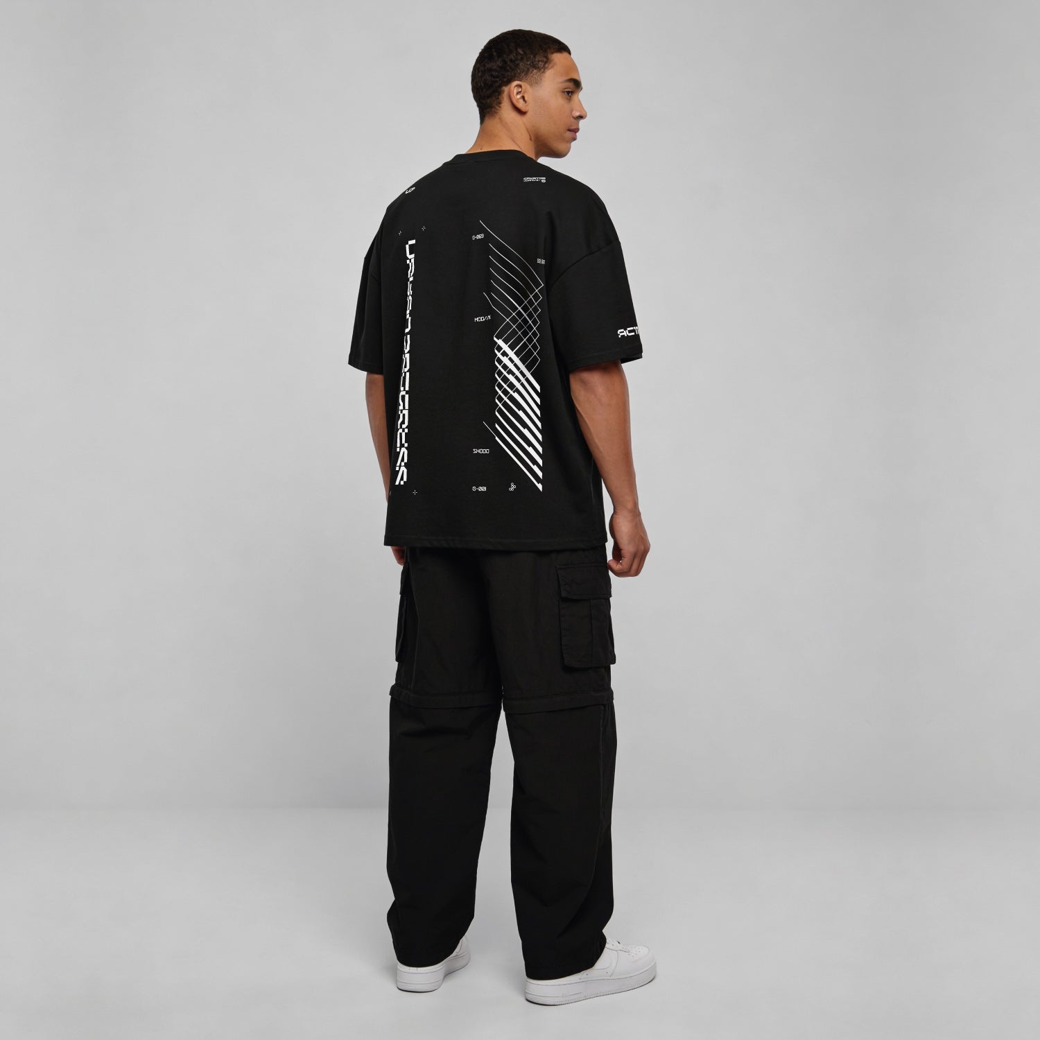 Oversized Tee SYNC model pose zwart back compleet