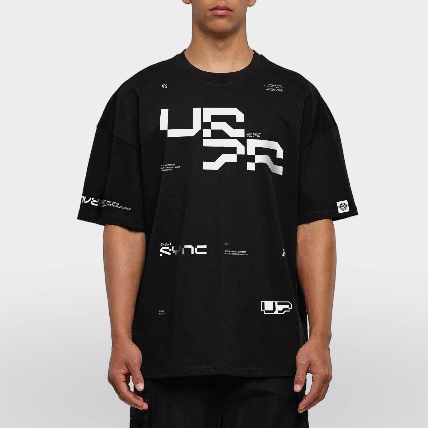 Oversized Tee SYNC model pose zwart front