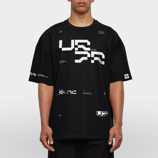 Oversized Tee SYNC model pose zwart front