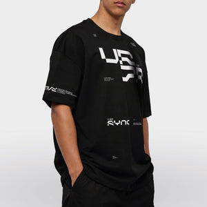 Oversized Tee SYNC model pose zwart front side right