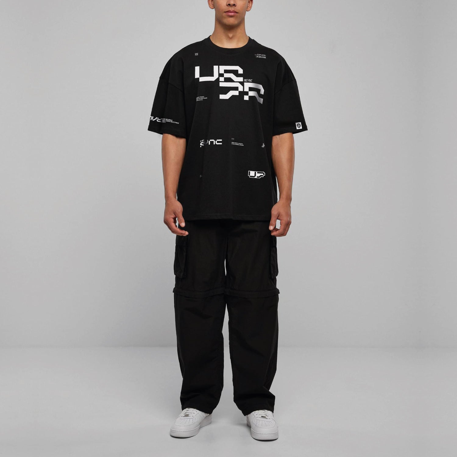 Oversized Tee SYNC model pose zwart front staand