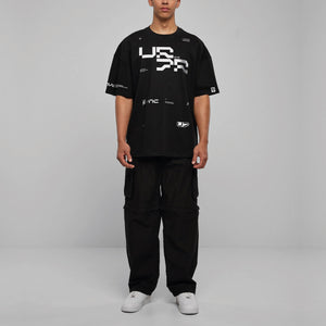 Oversized Tee SYNC model pose zwart front staand