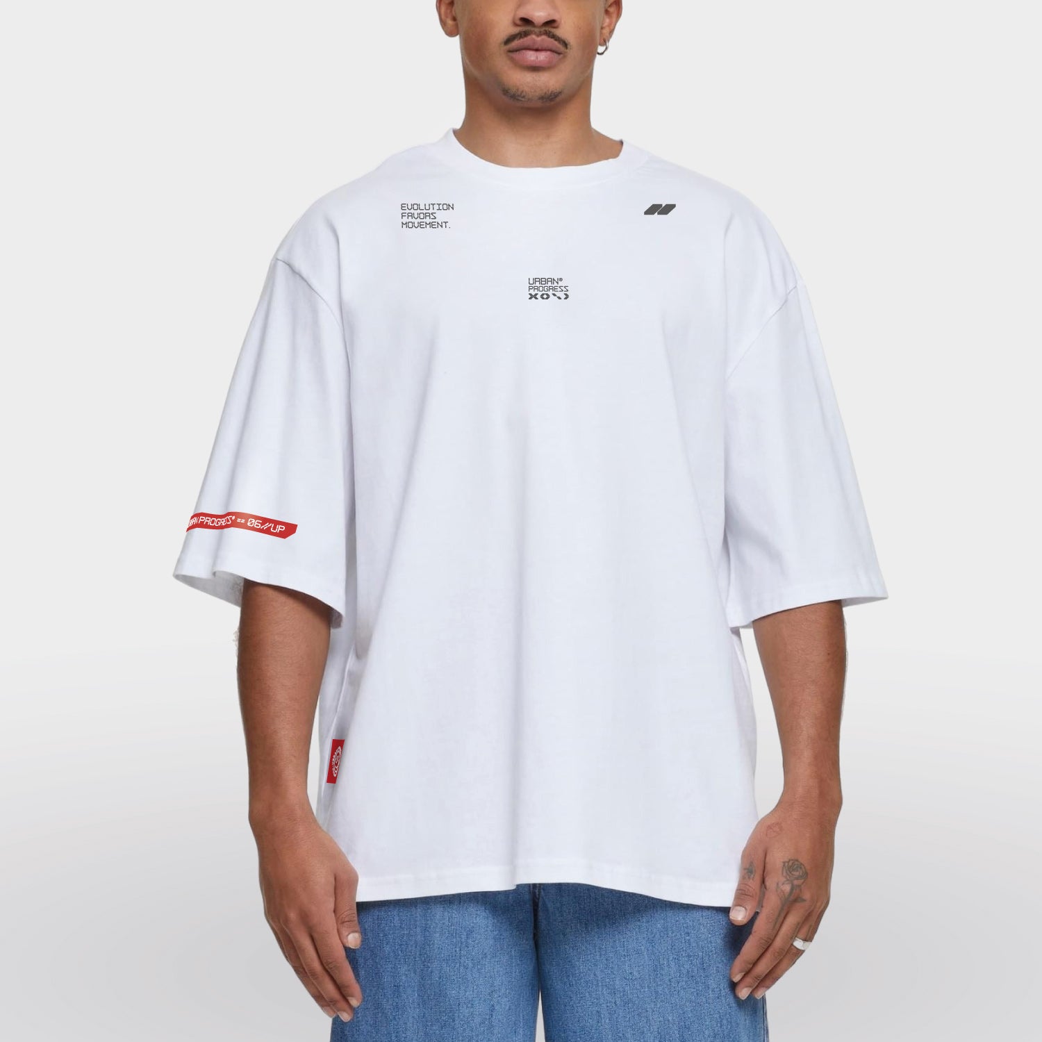 Oversized sleeve t-shirt AFTERHRS model wit front