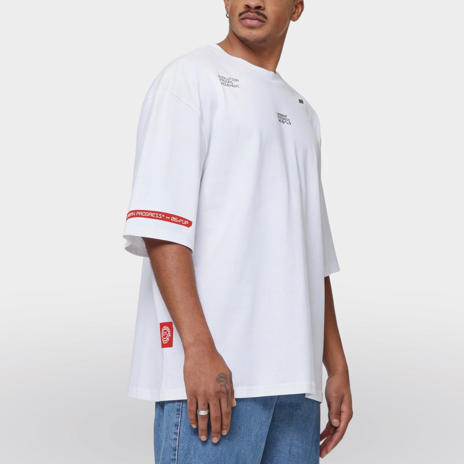 Oversized sleeve t-shirt AFTERHRS model wit side