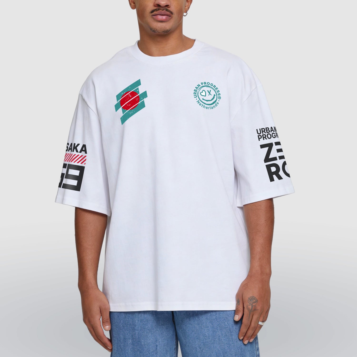 Oversized sleeve t-shirt Zero Tolerance model wit front