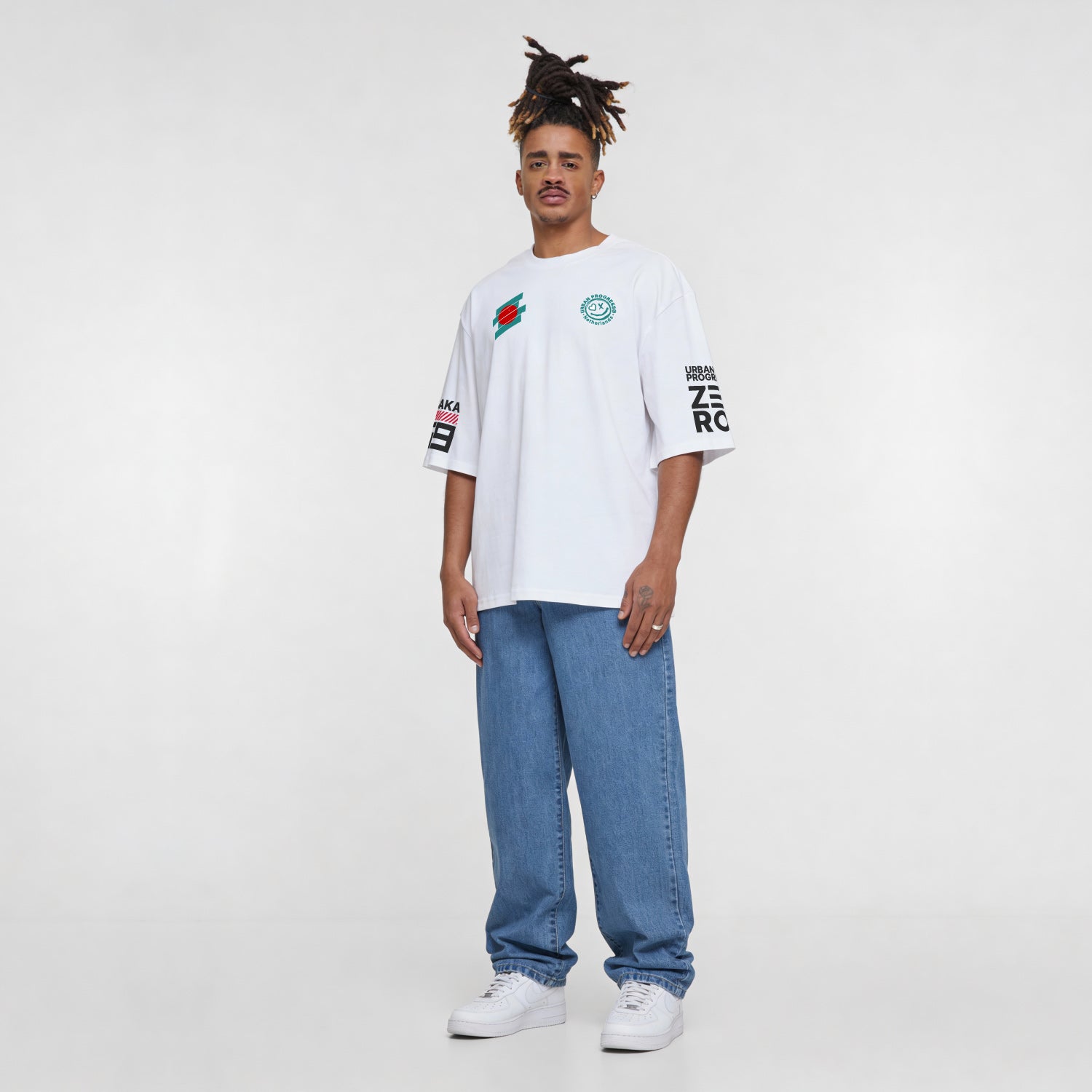 Oversized sleeve t-shirt Zero Tolerance model wit front full person