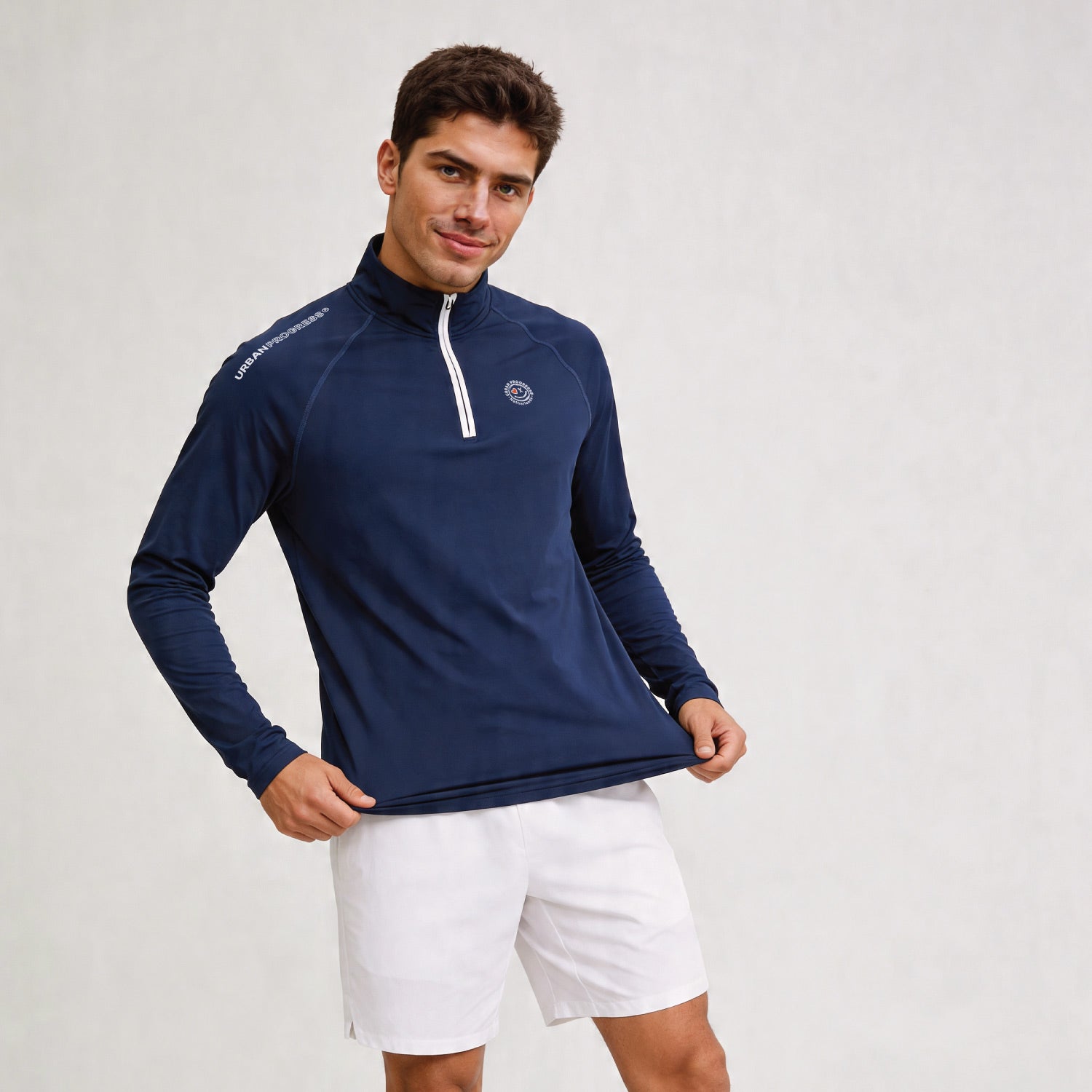 Performance Long Sleeve kwart rits model blauw trekkend aan het shirt