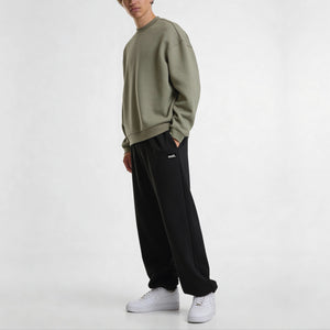 Shadow Core Jogger Loose Fit model zwart side full body