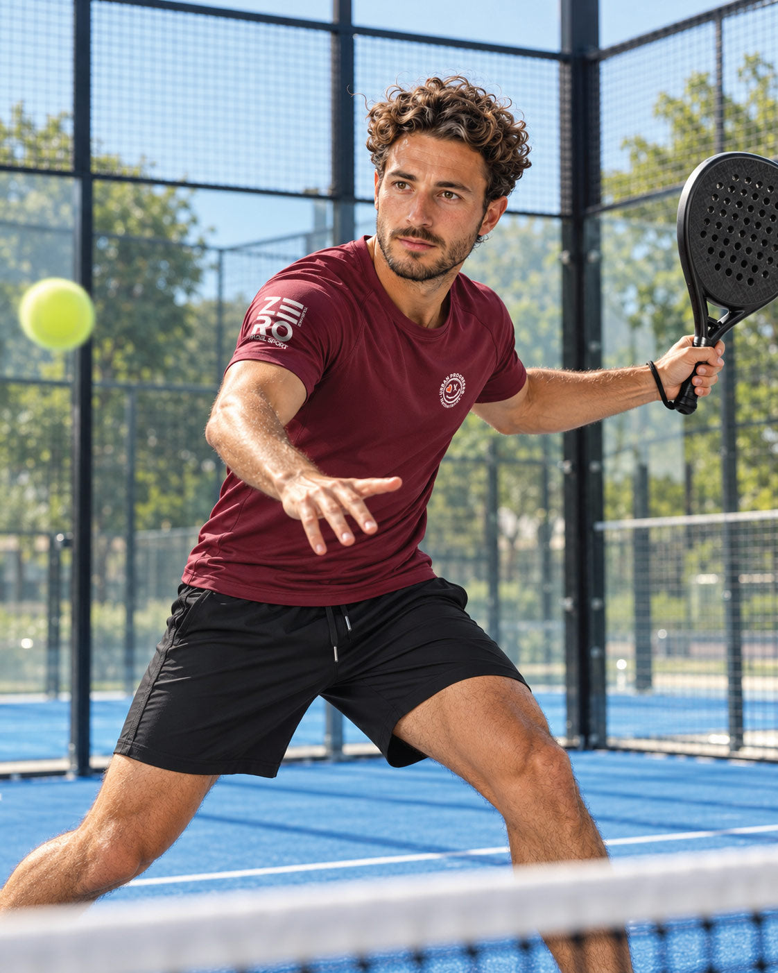 Shirt-zero-tolerance-sport-op-de-bapelbaan-om-een-bal-te-slaan