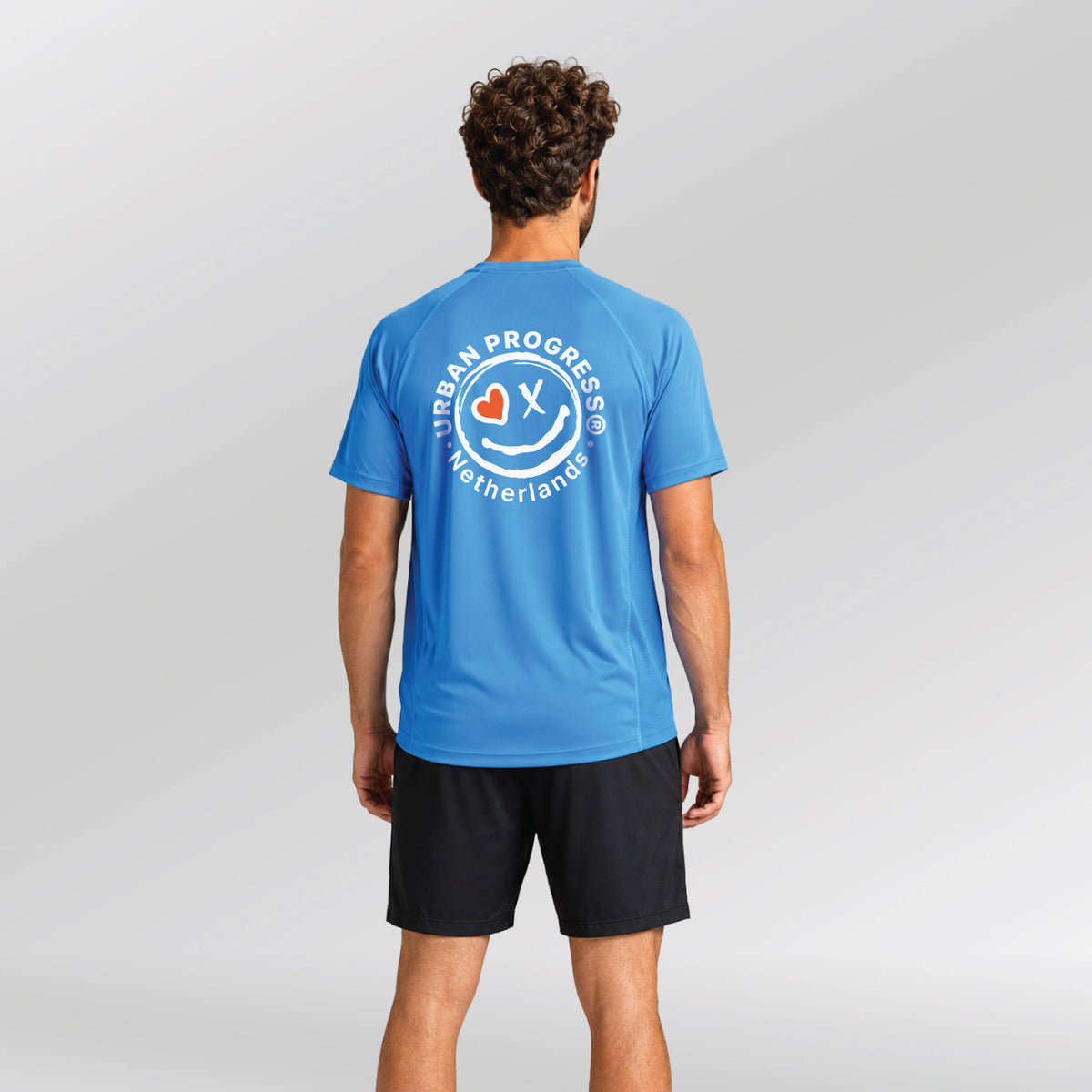 Signature-Panelled-T-shirt-model-licht-blauw-backback