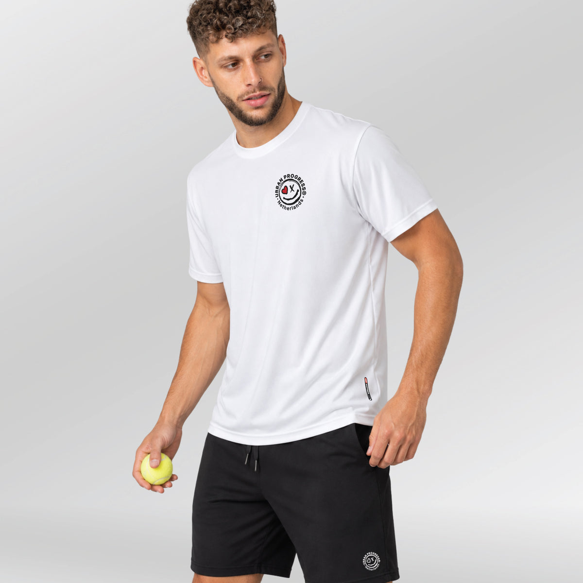 Signature-T-shirt-model-wit-front-side-met-tennisbal