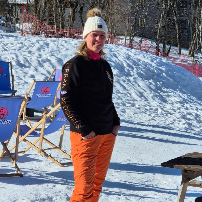 Skien met de sweater van Victory Vibes aan