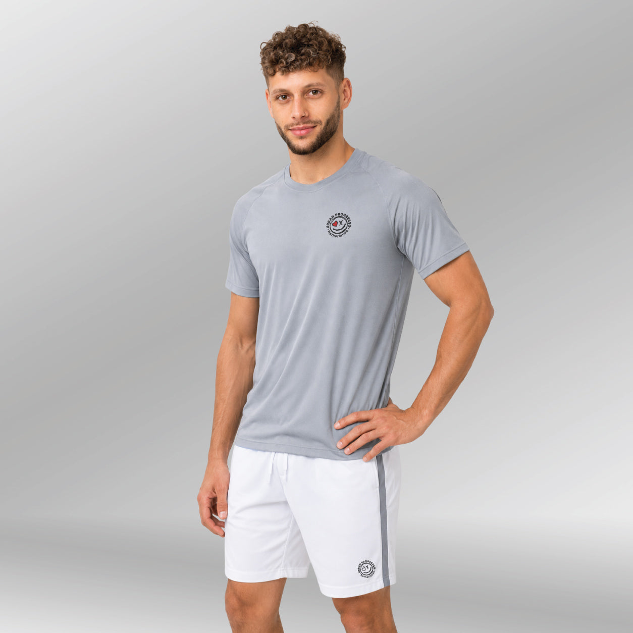 Sportshirt-Lockin-model-licht-grijs-front-hand-in-zij