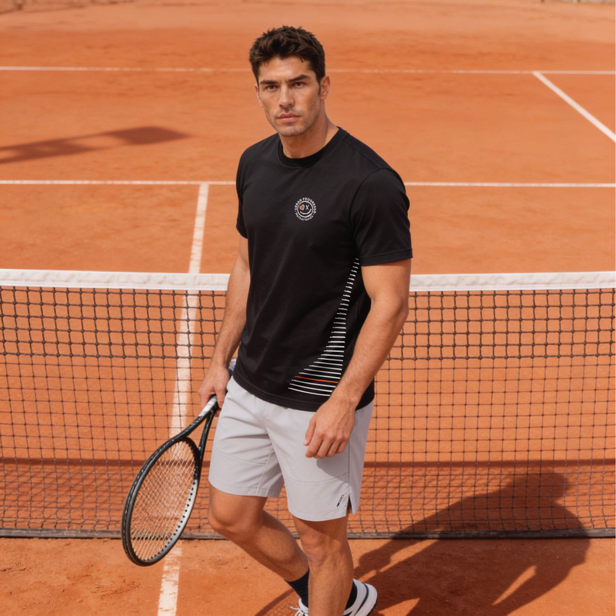 Sportshirt-Vision-model-op-tennisbaan-zwart-front