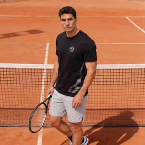Sportshirt-Vision-model-op-tennisbaan-zwart-front