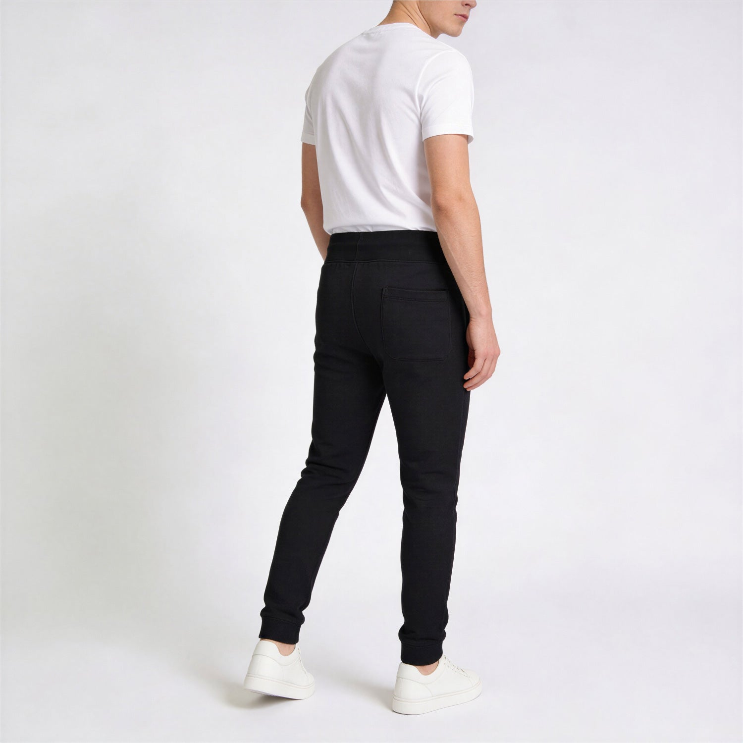 Stealth Tapered Joggingbroek model zwart achterkant