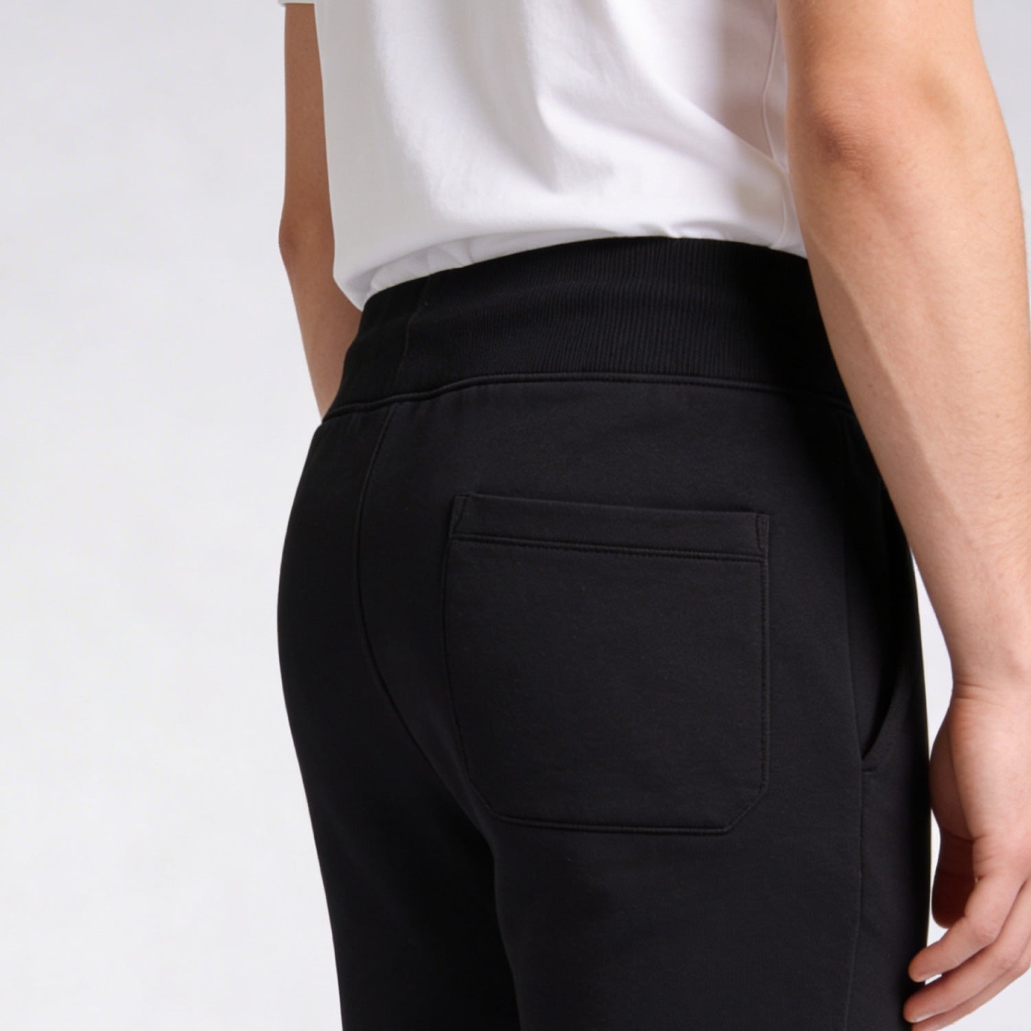 Stealth Tapered Joggingbroek model zwart detail van de achterzak