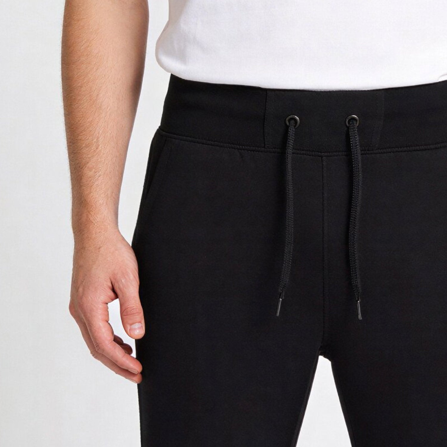 Stealth Tapered Joggingbroek model zwart detail van de band en koortjes