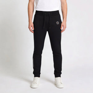 Stealth Tapered Joggingbroek model zwart voorkant close