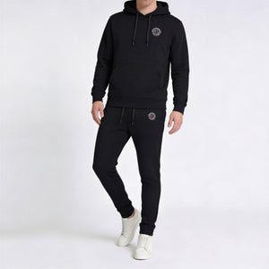Stealth Tapered Joggingbroek model zwart voorkant met hoodie aan