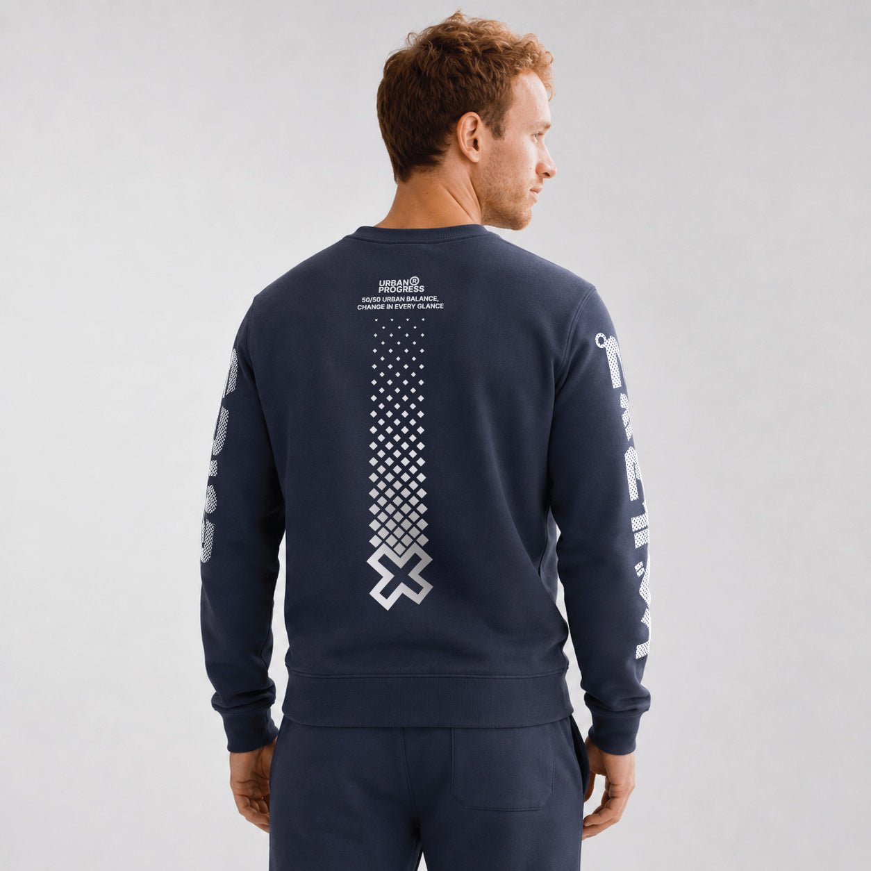 Sweatshirt-Change-model-the-game-navy-back