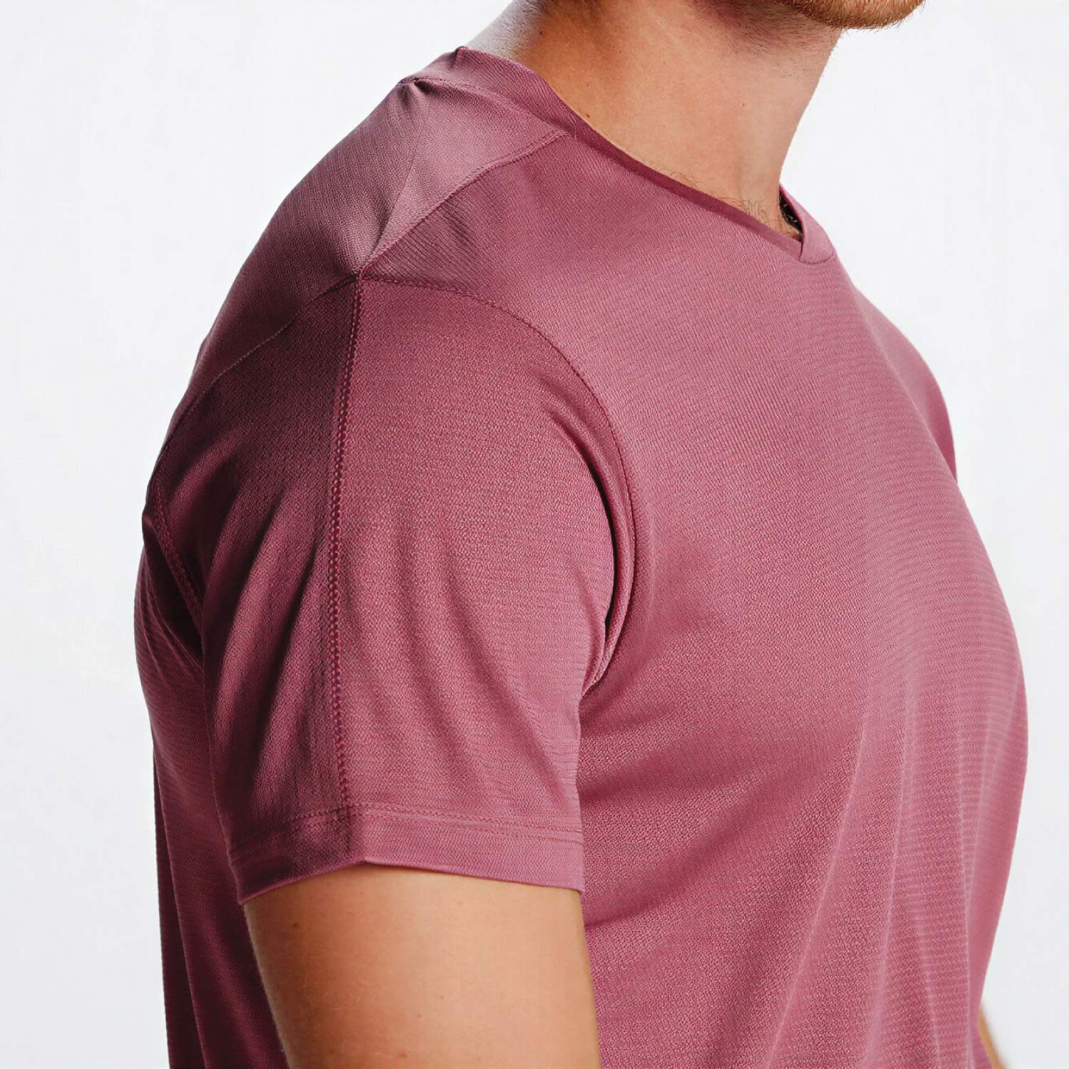 T-Shirt-Akari-model-berry-red-borst-close
