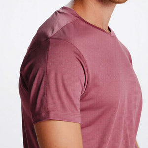 T-Shirt-Akari-model-berry-red-borst-close