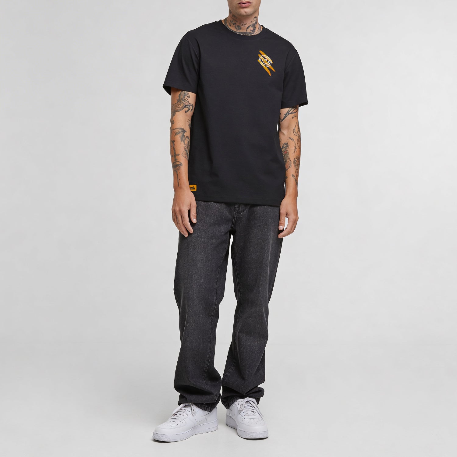 T-shirt Victory Vibes model zwart front ful person