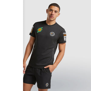T-shirt Zero Tolerance sport model donker grijs front hand in zak