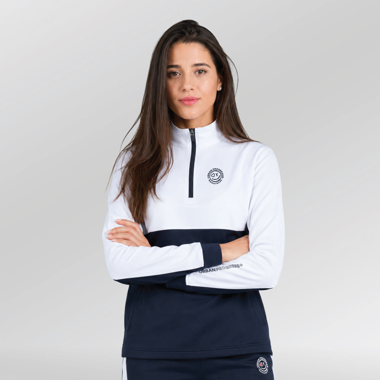 Univi-Kwart-rits-sweatshirt-dames-model-blauw-wit-front-armen-over-elkaar