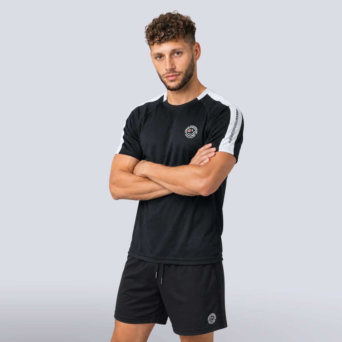 Univi-Team-shirt-model-zwart-wit-armen-over-elkaar