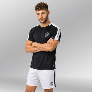 Univi-Team-shirt-model-zwart-wit-armen-over-elkaar