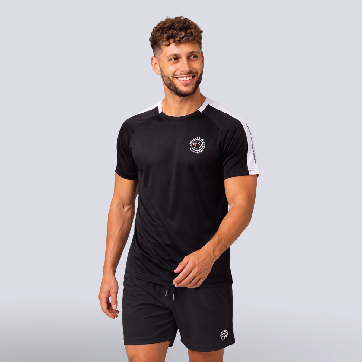 Univi-Team-shirt-model-zwart-wit-en-zwarte-short-front-lopend