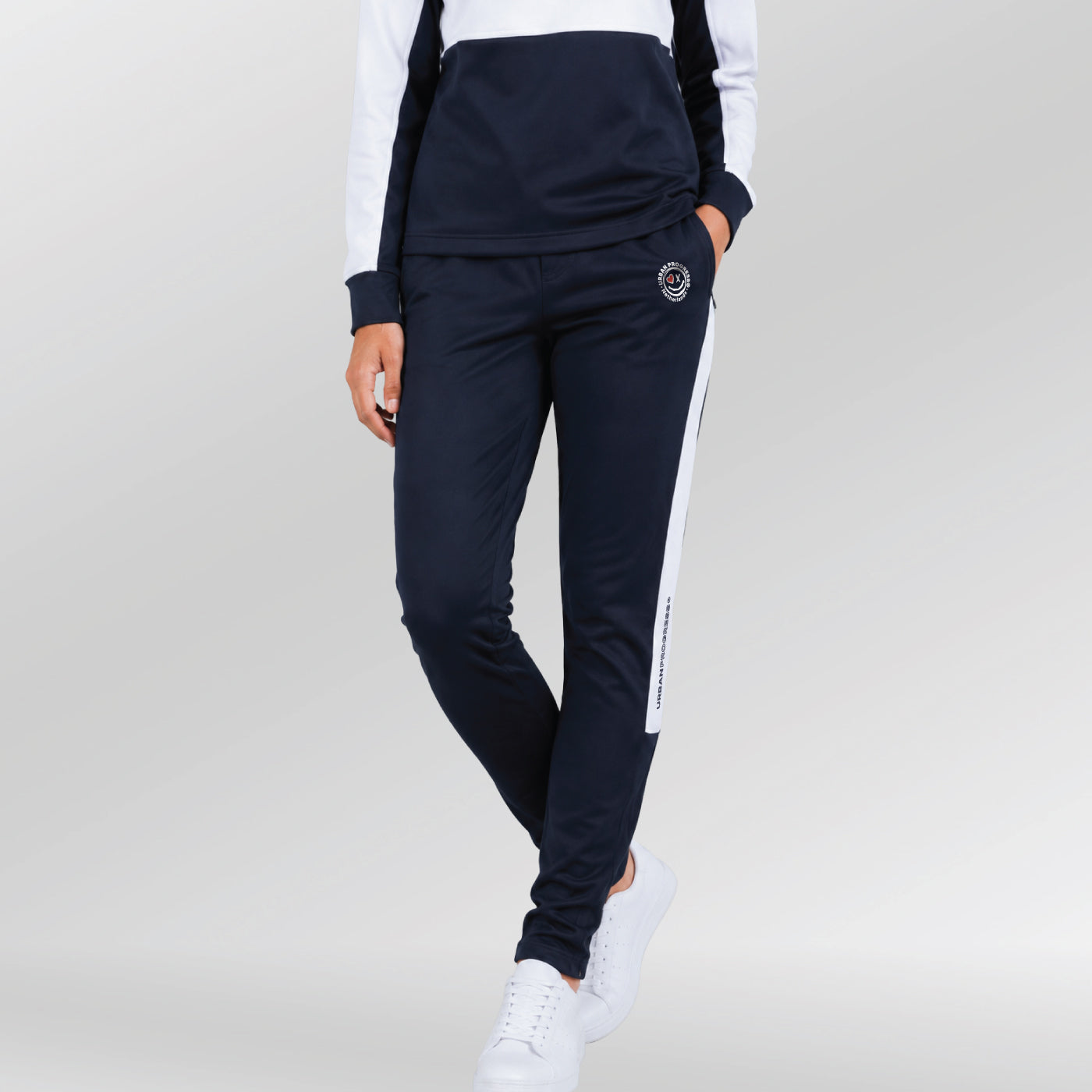 Univi-Trainingsbroek-Dames-model-blauw-wit-front-hand-in-zak