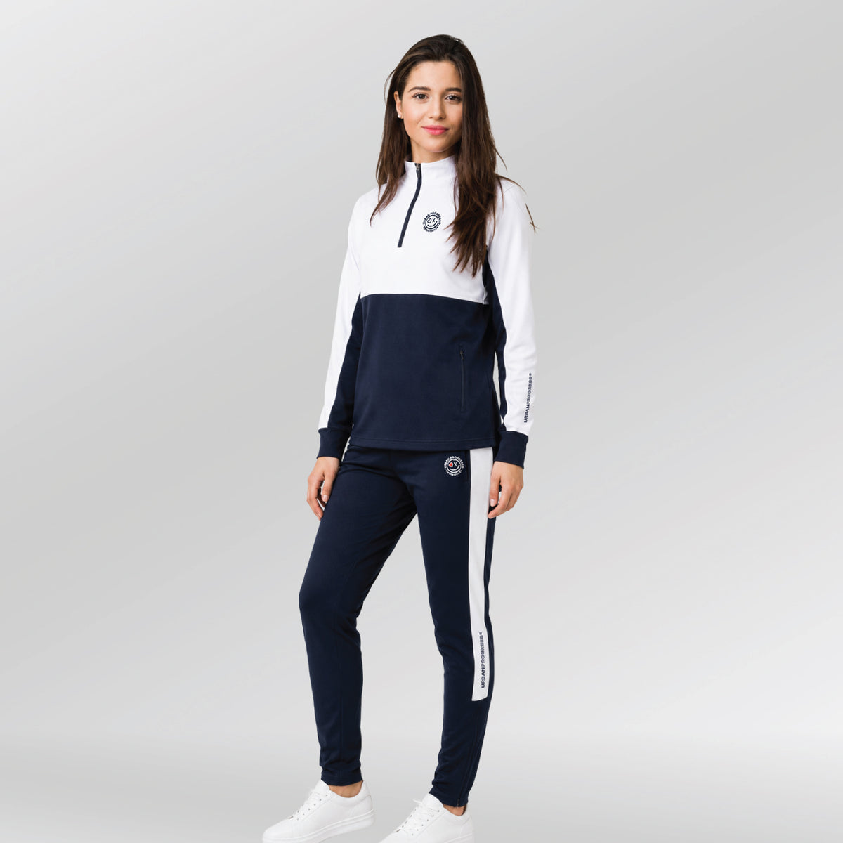 Univi-Trainingsbroek-Dames-model-blauw-wit-front-side-full_person